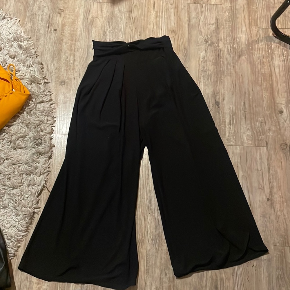 Wide leg trousers. Light, polyester stretch material.